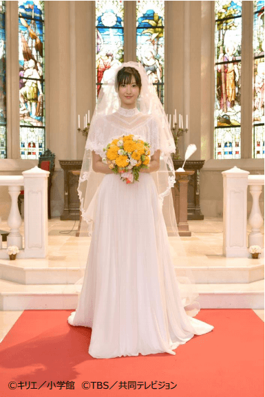 ウェディングドレスを着用する菜々緒さん