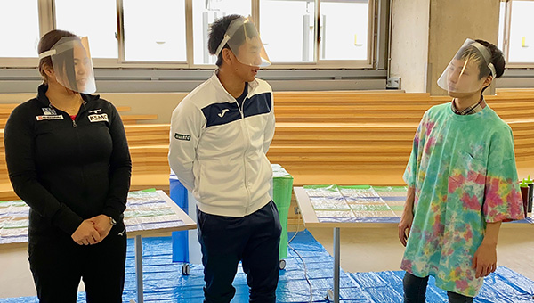 二人がインタビューを受けている様子